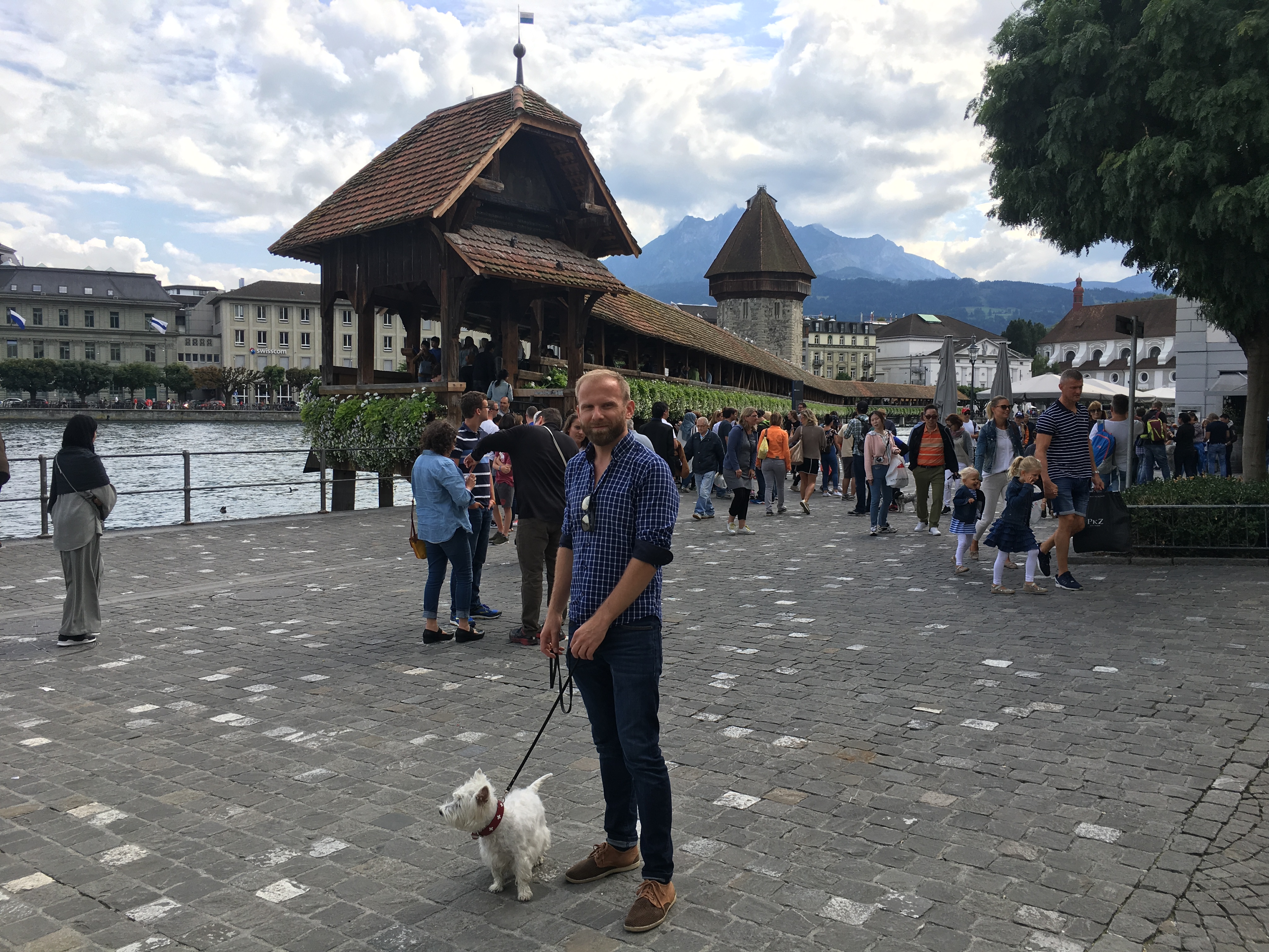 Mann und Hund an der Holzbrücke in Luzern